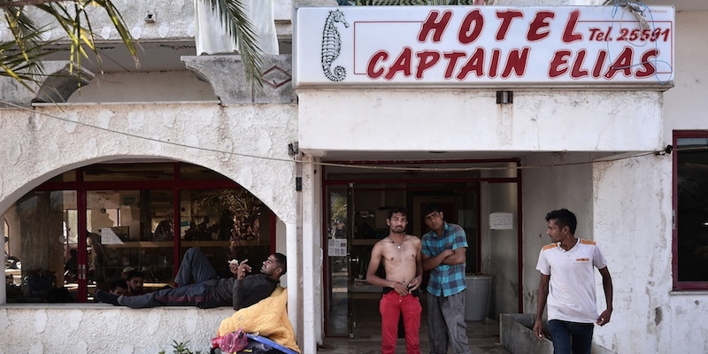 Migranti afghani all'entrata del Captain Elias, un hotel abbandonato a Kos, in Grecia, 16 agosto 2015.
(LOUISA GOULIAMAKI/AFP/Getty Images)