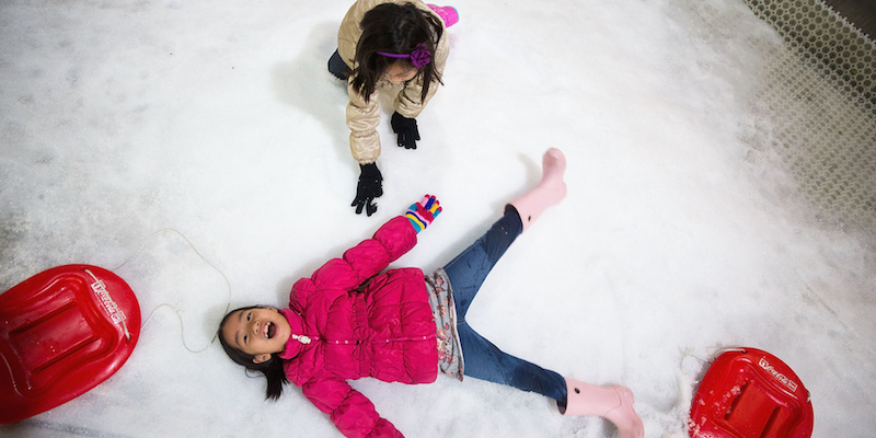 Due bambine giocano nel Parco della neve a Bangkok, aperto in un centro commerciale per combattere il caldo (le temperature si aggirano sui trenta gradi), 28 luglio 2015. La neve artificiale è spessa 30-40 centimetri, e permette di sciare, fare snowboard, e lanciarsi palle di neve. 
(Taylor Weidman/Getty Images)