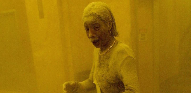 È morta Marcy Borders, una donna che era sopravvissuta agli attentati dell'11 settembre, era diventata famosa per questa foto, che la mostra completamente coperta di polvere. (STAN HONDA/AFP/Getty Images)