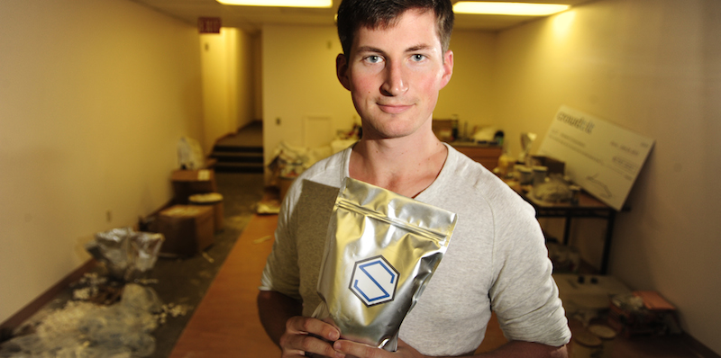 Rob Rhinehart CEO di Soylent, con una busta di polvere Soylent (Edelson/AFP/Getty Images)