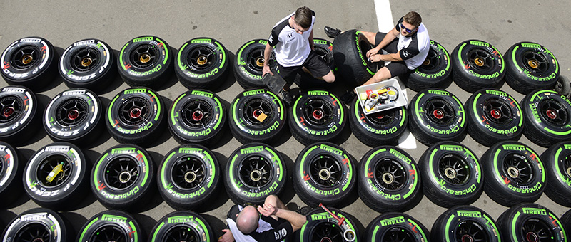 Meccanici nei box al Gran Premio di Spagna del 2015 (Gandolfini/AFP/Getty Images)