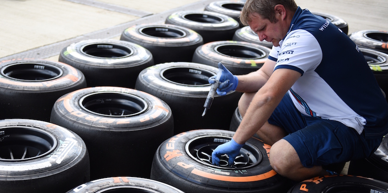 Un meccanico controlla gli pneumatici prima del GP di Formula 1 in Gran Bretagna, a Silverstone il 4 luglio, 2015. 
OLI SCARFF/AFP/Getty Images