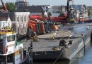 Le gru crollate sopra due case in Olanda