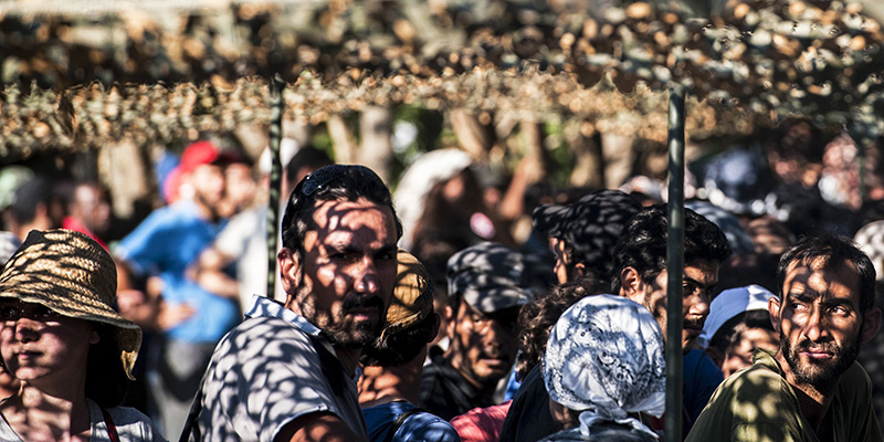 Alcuni migranti aspettano di essere registrati in un centro profughi nella città di Presevo in Serbia dopo aver attraversato il confine con la Macedonia, 24 agosto 2015 (ARMEND NIMANI/AFP/Getty Images)