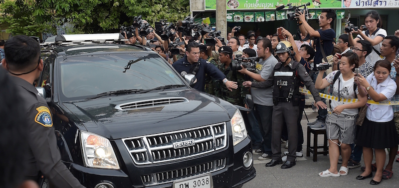 Una delle auto del convoglio che trasporta l'uomo arrestato a Bangkok (CHRISTOPHE ARCHAMBAULT/AFP/Getty Images)