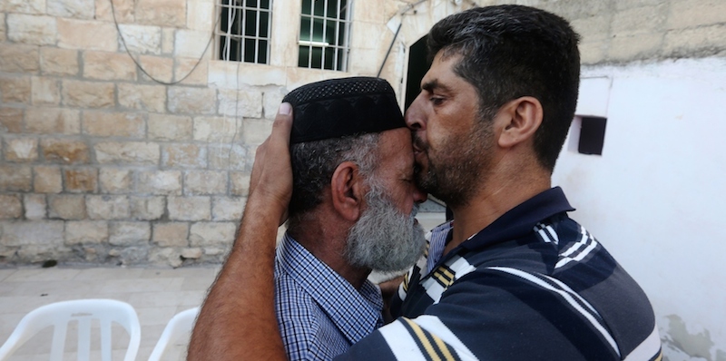 Un palestinese bacia sulla fronte Naser al-Deen Allan, il padre di Mohammed Allan, nella sua casa di Nablus, in Cisgiordania, 19 agosto 2015.
(JAAFAR ASHTIYEH/AFP/Getty Images)