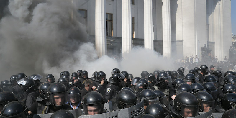 Poliziotti schierati davanti alla sede del parlamento ucraino a Kiev, durante scontri coi manifestanti, 31 agosto 2015. (AP Photo/Efrem Lukatsky)