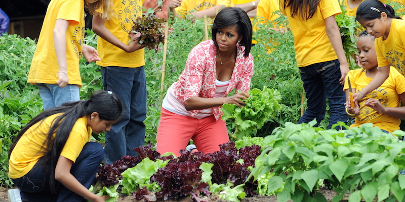 Michelle Obama raccoglie ortaggi e insalata con alcuni studenti, nell'orto della Casa Bianca a Washington DC, nel giugno del 2009. 
(JEWEL SAMAD/AFP/Getty Images)