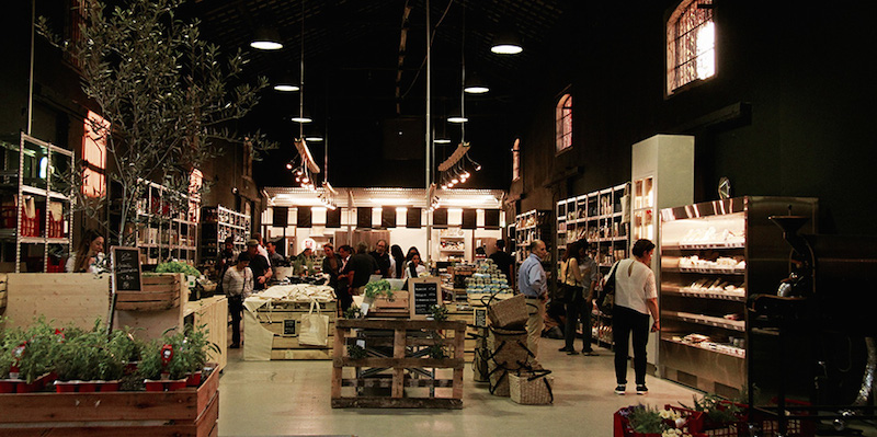 Mangiare, fare acquisti, o guardare un film all'aperto al Mercato Metropolitano, una via di mezzo tra una sagra di paese e un posto hipster (qui un po' di foto e informazioni per capire cos'è). 
(Foto: Marta Cantoni / Il Post)