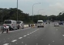 I soldi sparsi sulla strada a Singapore (video)