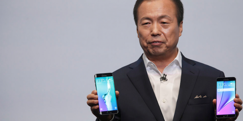 JK Shin, presidente e CEO di Samsung, con in mano il Samsung Galaxy S6 Edge+ e il Samsung Galaxy Note 5. 