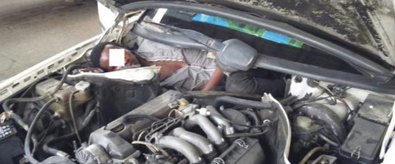 La foto del migrante fermato dalla polizia spagnola alla frontiera di Ceuta nascosto nel motore di un’auto