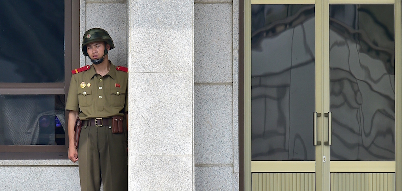 Un soldato della Corea del Nord di guardia sul confine con la Corea del Sud. (JUNG YEON-JE/AFP/Getty Images)