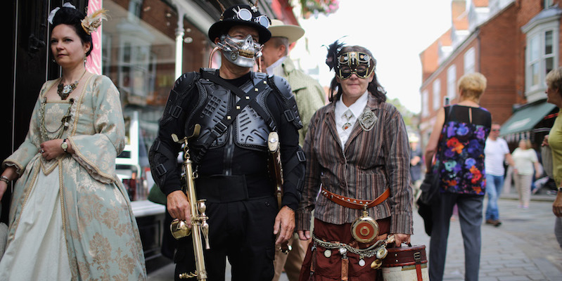 Partecipanti all'Asylum Steampunk Festival per le strade di Lincoln, Regno Unito

(Christopher Furlong/Getty Images)