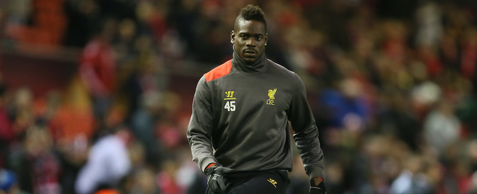 Mario Balotelli si riscalda prima di una partita col Liverpool (Cal Sport Media via AP Images)