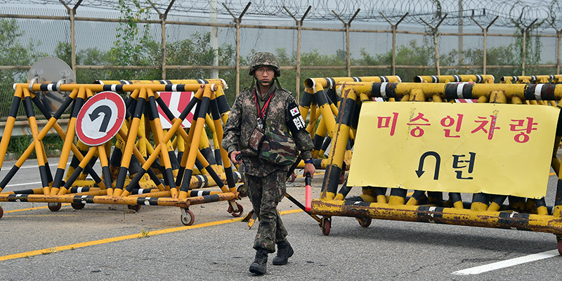 Un soldato sudcoreano lungo un'area di confine tra Corea del Sud e Corea del Nord (JUNG YEON-JE/AFP/Getty Images)
