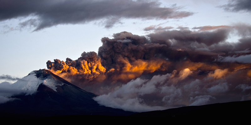 Il vulcano Cotopaxi visto da Sangolqui, Ecuador 
(MARTIN BERNETTI/AFP/Getty Images)