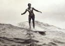Chi era Duke Kahanamoku, che rese il surf famoso in tutto il mondo