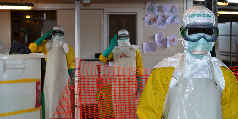 Operatori sanitari in un centro medico di Conakry in Guinea (CELLOU BINANI/AFP/Getty Images)