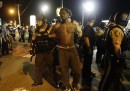 Un'altra notte di proteste e scontri a Ferguson