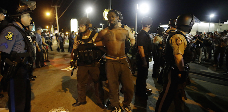 L'arresto di un manifestante durante le proteste di lunedì notte. (AP Photo/Jeff Roberson)(AP Photo/Jeff Roberson)