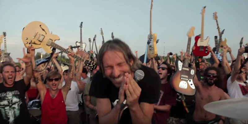 Fabio Zaffagnini chiede ai Foo Fighters di suonare a Cesena, alla fine del video.