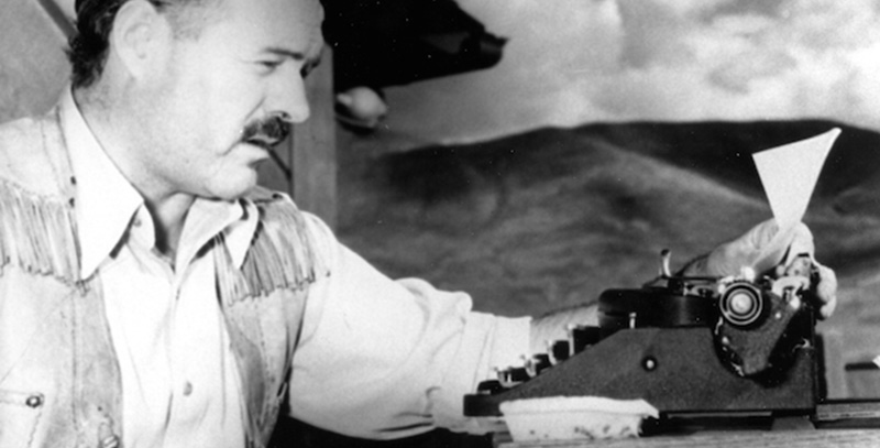 Ernest Hemingway davanti alla sua macchina da scrivere a Sun Valley lodge, Idaho, nel 1939 
(AP Photo/File)