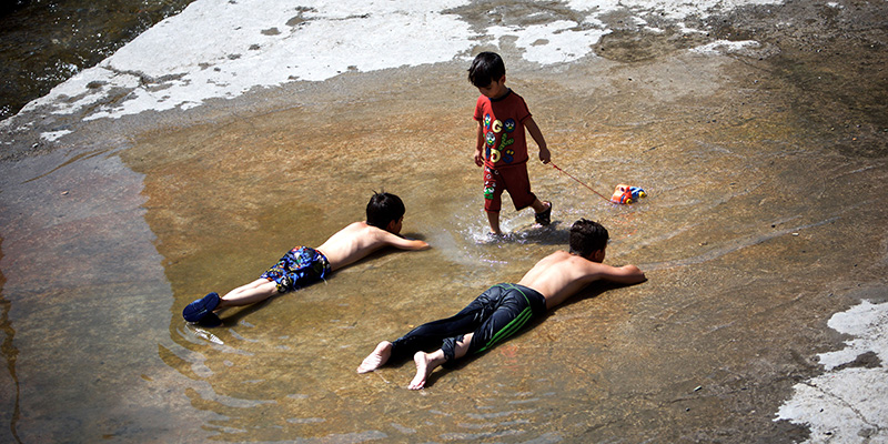Bambini a Teheran, in Iran, il 22 luglio 2015 (BEHROUZ MEHRI/AFP/Getty Images)
