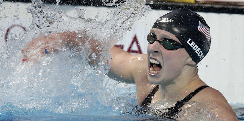 Katie Ledecky dopo aver vinto la medaglia d'oro degli 800 metri stile libero. (AP Photo/Michael Sohn)