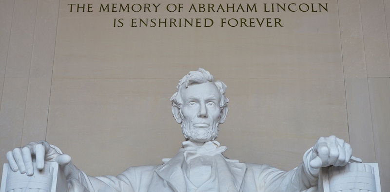 La statua di Abraham Lincoln realizzata dall'artista Daniel Chester French al Lincoln Memorial, Washington, DC, 1 aprile 2015. 
(MANDEL NGAN/AFP/Getty Images)