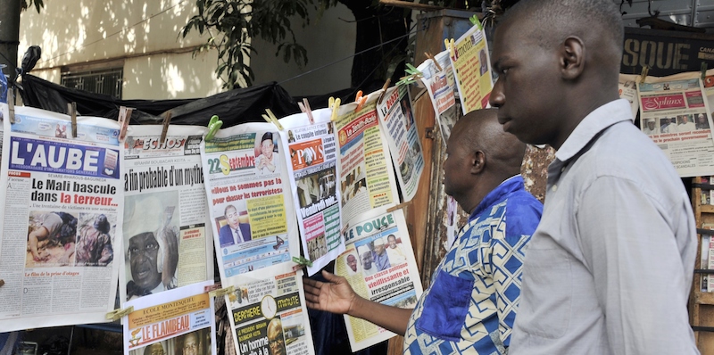 Due persone leggono i giornali a Bamako, 10 agosto 2015.
(HABIBOU KOUYATE/AFP/Getty Images)