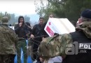 Il video dei migranti che rifiutano gli aiuti della Croce Rossa