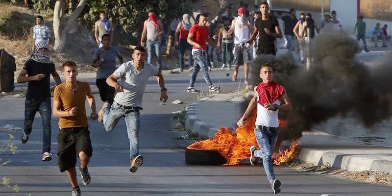 Alcuni manifestanti palestinesi durante una manifestazione vicino Nablus, in Cisgiordania (JAAFAR ASHTIYEH/AFP/Getty Images)