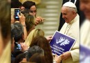 Qualcuno ha messo in mano a Papa Francesco un cartello sulle Falkland