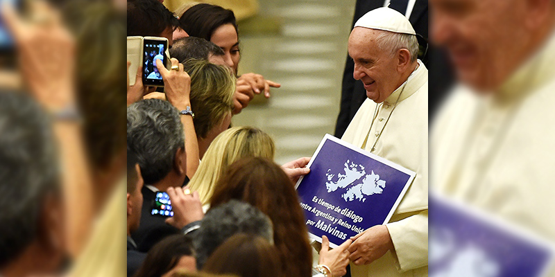 Papa Francesco con il cartello sulle Falkland (ALBERTO PIZZOLI/AFP/Getty Images)