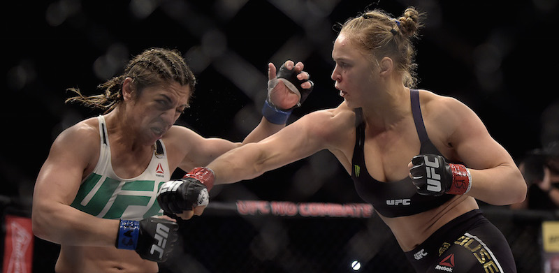 Ronda Rousey, a destra, combatte contro Bethe Correia durante un incontro della UFC, 2 agosto 2015 (Alexandre Loureiro/Inovafoto via AP)