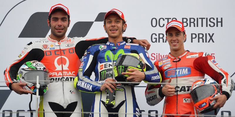 Valentino Rossi sul podio assieme a Danilo Petrucci e Andrea Dovizioso (GLYN KIRK/AFP/Getty Images)