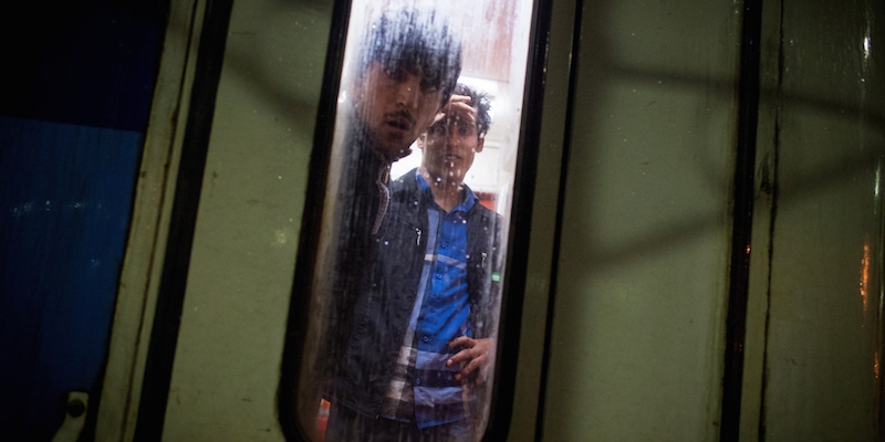Due migranti su un treno a Belgrado, il 26 giugno 2015. (ANDREJ ISAKOVIC/AFP/Getty Images)