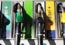 Perché il prezzo della benzina scende così poco