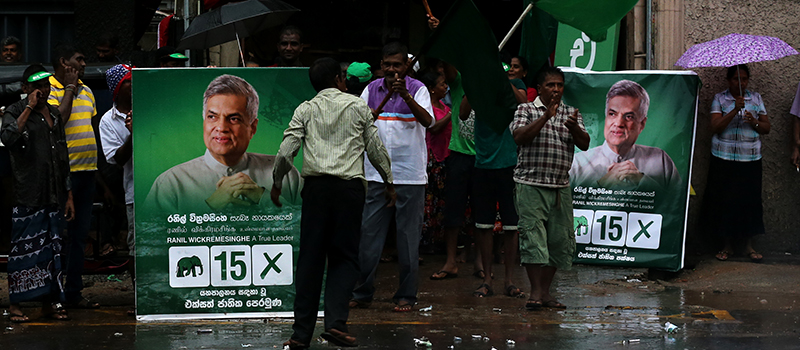 I sostenitori del primo ministro Ranil Wickremesinghe a Colombo, in Sri Lanka. (Buddhika Weerasinghe/Getty Images)