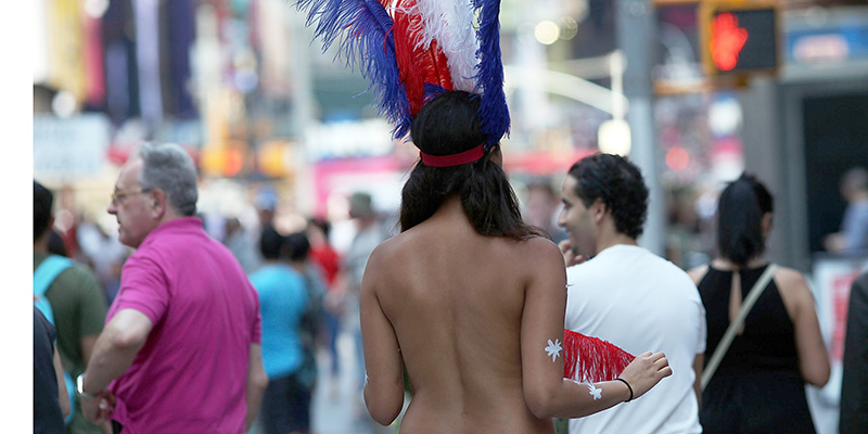 https://www.ilpost.it/wp-content/uploads/2015/08/topless-new-york.jpg