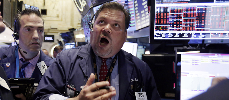 Un trader alla borsa di New York. (AP Photo/Richard Drew)