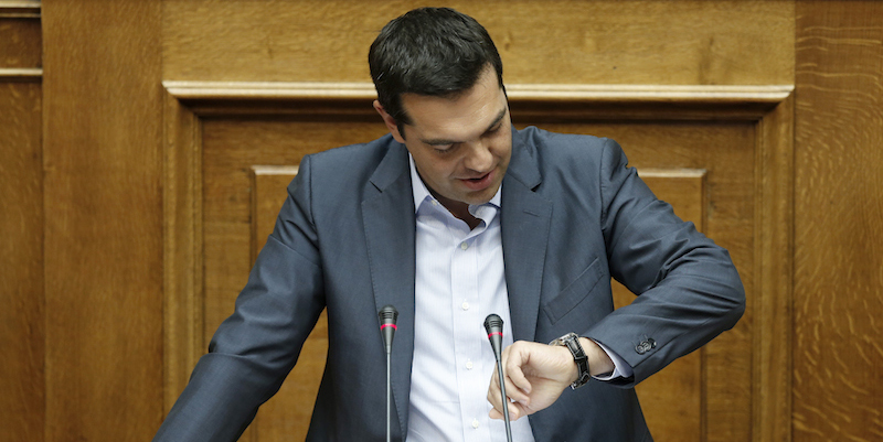 Il primo ministro greco Alexis Tsipras in Parlamento. (AP Photo/Yannis Liakos)
