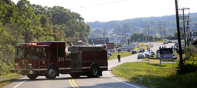 Una delle strade di accesso al Bridgewater Plaza, in Virginia, dove si è verificata la sparatoria, bloccata dalle autorità (Stephanie Klein-Davis/The Roanoke Times via AP)