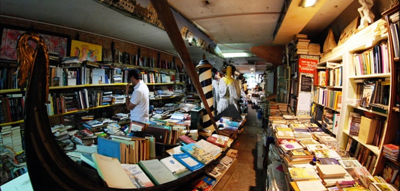 La libreria Acqua Alta di Venezia.
(a2zphoto/Flickr)