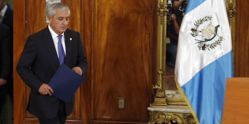 Il Presidente del Guatemala Otto Perez Molina arriva a una conferenza stampa il 31 agosto 2015. (AP Photo/Moises Castillo)
