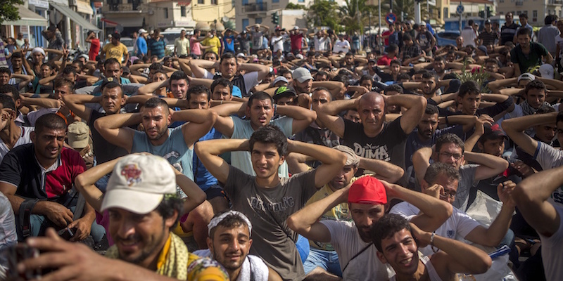 Migranti protestano per chiedere una più veloce procedura di registrazione, a Lesbo, 8 settembre 2015. (AP Photo/Santi Palacios)