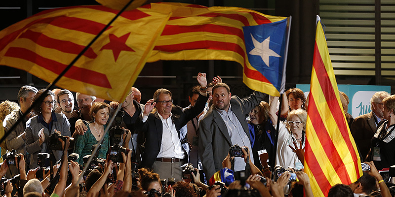 Artur Mas e Oriol Junqueras dopo la vittoria. (AP Photo/Manu Fernandez)