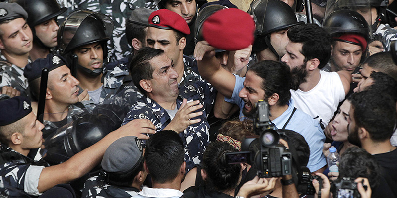 Proteste e scontri a Beirut, 1 settembre 2015 (AP Photo/Bilal Hussein)