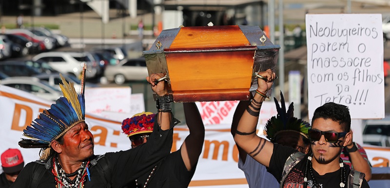 La manifestazione per la morte di Simao Vilhalva davanti al palazzo presidenziale di Brasilia, Brasile.
(AP Photo/Eraldo Peres)